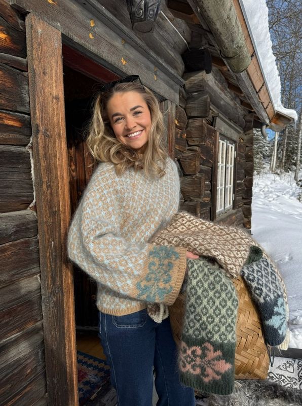 FORHÅNDSBESTILLING Fryd Sweater - brun/kamel/lys blå